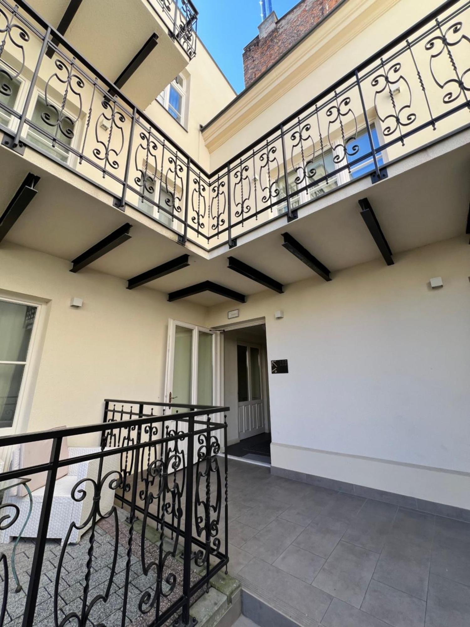 Atrium - Old Town Luxury Apartments - By Upstairs كراكوفيا المظهر الخارجي الصورة